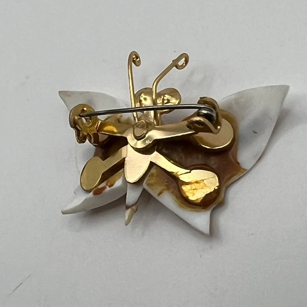 Vintage Shell Butterfly‎ Brooch White Brown Gold Tone Seashell Pin